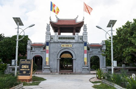 Mempersembahkan patung Buddha dari giok kepada pagoda Truong Sa Besar - ảnh 1