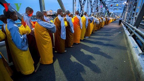 Ritual memohon negara damai, rakyatnya tenteram dan dunia damai - ảnh 7