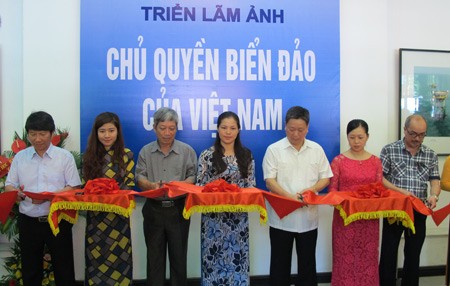 Pembukaan pameran foto: “Kedaulatan laut dan pulau Vietnam” - ảnh 1