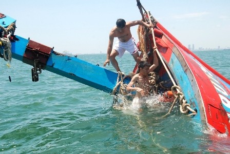 Siap mengangkat kapal ikan yang ditabrak tenggelam oleh kapal Tiongkok - ảnh 1