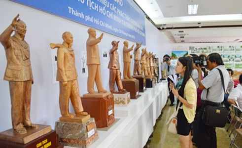 Pameran mengambil pendapat terhadap model perancangan Patung Monumen Presiden Ho Chi Minh - ảnh 1