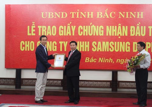 Provinsi Bac Ninh memberikan surat pengakuan investasi kepada proyek senilai 1 miliar dolar Amerika Serikat - ảnh 1