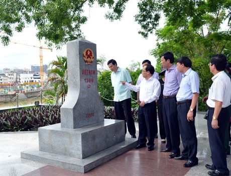 Anggota Polit Biro Ngo Van Du mengunjungi beberapa pos perbatasan dan badan usaha di provinsi Quang Ninh - ảnh 1