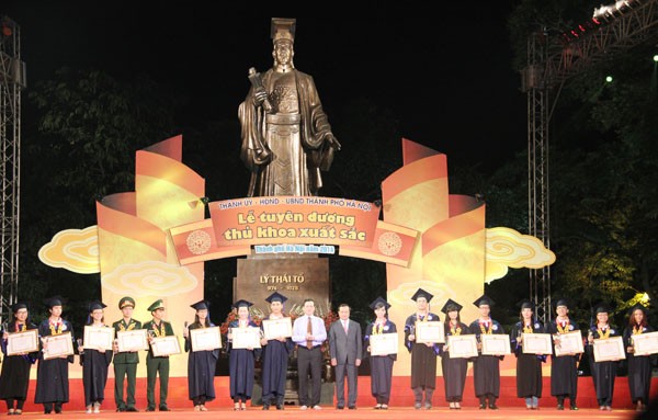 Memuliakan 132 Bintang Mahasiswa terkemuka kota Hanoi tahun 2014 - ảnh 1