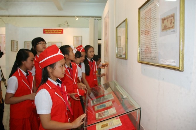 Pameran gambar Presiden Ho Chi Minh di atas uang kertas dan perangko Vietnam - ảnh 1