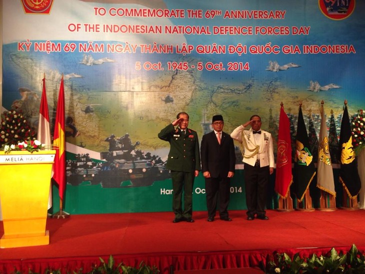 Acara peringatan HUT TNI ke-69 di kota Hanoi - ảnh 2