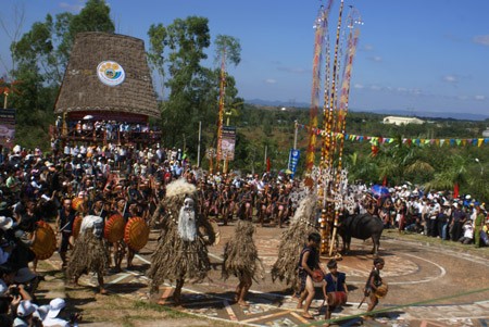 Rumah gadang dari warga etnis minoritas Bana - ảnh 3