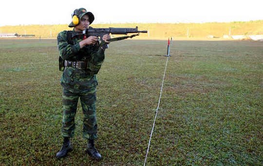 Acara pengibaran bendera turnamen menembak senapan militer dari tentara negara-negara ASEAN - ảnh 1