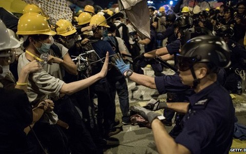 Bentrokan di Hong Kong (Tiongkok) meledak kembali - ảnh 1