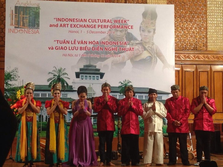 Uniknya temu pertukaran dan pertunjukan kesenian Indonesia-Vietnam - ảnh 7