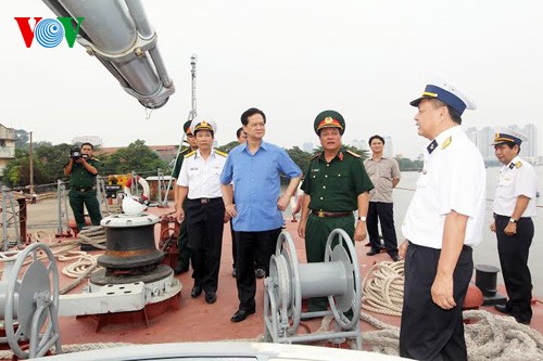 PM Nguyen Tan Dung melakukan kunjungan inspeksi terhadap laju galangan kapal rudal ofensif 12418 - ảnh 1