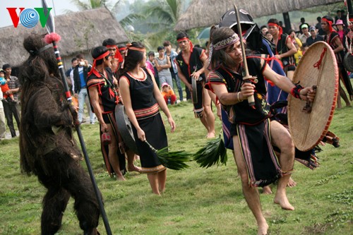 Pesta unik tentang adat memohon ketenteraman warga etnis minoritas Bana - ảnh 2