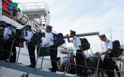 Kapal-kapal berangkat membawa bingkisan Tahun Baru Imlek ke kabupaten pulau Truong Sa, provinsi Khanh Hoa - ảnh 1