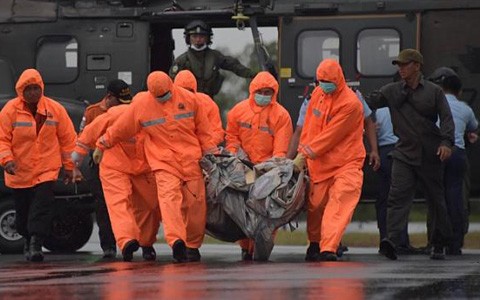 Menemukan lagi jenazah-janazah dalam kasus kecelakaan pesawat terbang AirAsia - ảnh 1