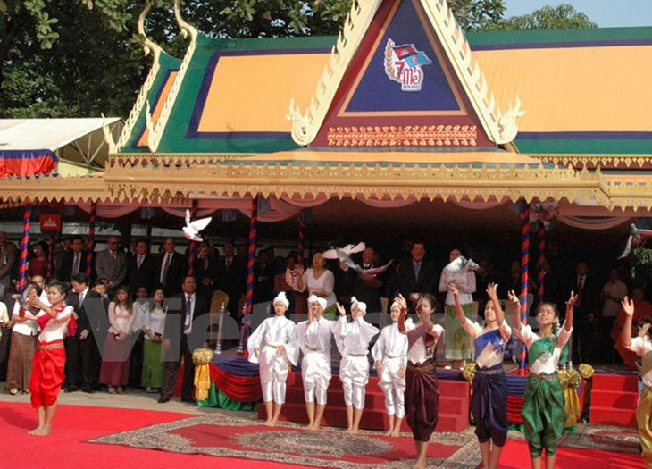 Kamboja memperingati ultah ke-36 Hari Kemenangan atas Rezim Genosida Khmer Merah (7 Januari) - ảnh 1