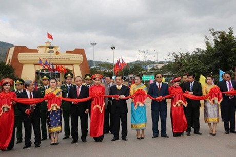 Peresmian pola pemeriksaan “satu pintu, sekali berhenti” di pasangan koridor internasional Lao Bao (Vietnam) dan Densavan (Laos) - ảnh 1