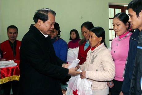 Banyak ormas mengunjungi dan memberikan bingkisan Hari Raya Tet kepada kaum miskin di provinsi Dac Lac dan Bac Giang - ảnh 1