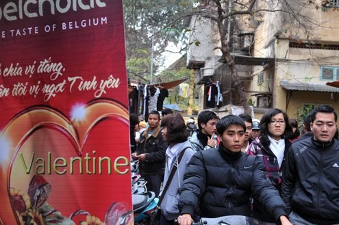 Suasana Hari Valentine di kota Hanoi - ảnh 2