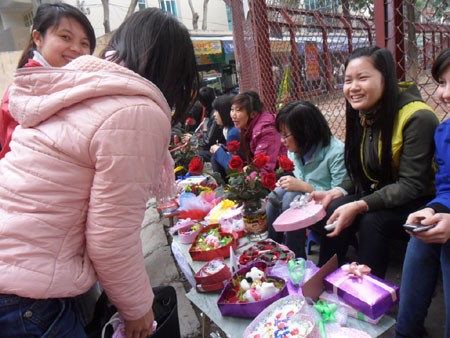 Suasana Hari Valentine di kota Hanoi - ảnh 3