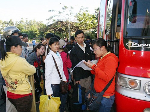 Memikirkan Hari Raya Tet untuk kaum miskin, membantu kaum buruh pulang kampung untuk menyongsong Hari Raya Tet - ảnh 1