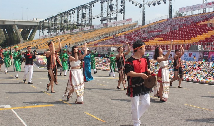 Warna-warni kebudayaan Vietnam pada festival jalanan Chingay 2015 di Singapura - ảnh 1