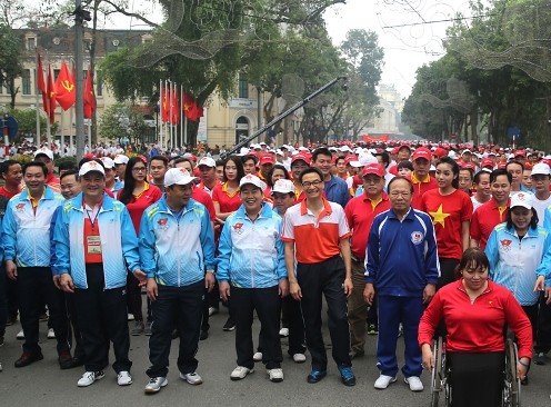 Pencanangan Olympiade gerak lari demi kesehatan seluruh rakyat tahun 2015 - ảnh 1