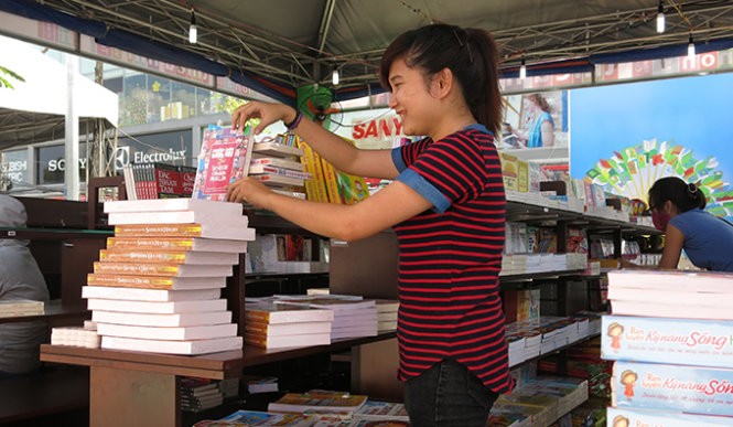 Pembukaan pesta buku dan pameran bukti-bukti sejarah dan hukum tentang kedaulatan Hoang Sa dan Truong Sa wilayah Vietnam - ảnh 1