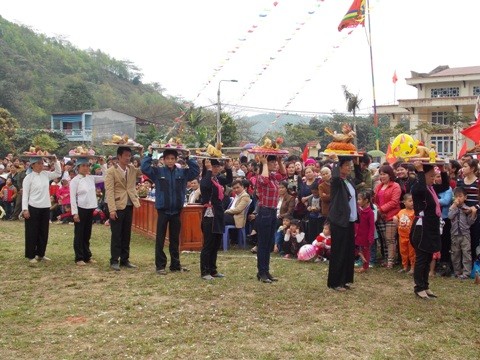 Pesta turun ke sawah yang bergelora dari orang etnis Giay pada awal tahun - ảnh 1