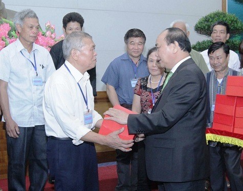 Deputi PM Nguyen Xuan Phuc menerima rombongan orang yang punya prestise di kalangan warga etnis minoritas provinsi Lang Son - ảnh 1