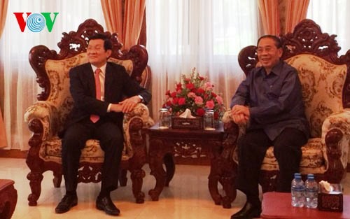 Presiden Truong Tan Sang menemui Sekjen, Presiden Laos di sela-sela acara peresmian bandara Attapeu - ảnh 1