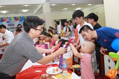 Dana Pencengahan dan Penanggulangan Kanker Vietnam memberikan bingkisan kepada anak-anak sehubungan dengan Hari Anak-Anak Internasional - ảnh 1