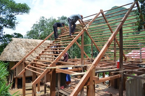 Warga etnis minoritas Van Kieu menjaga gaya rumah lama - ảnh 2