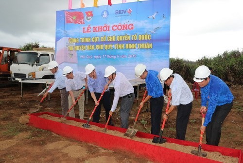 Membangun tiang Bendera Nasional di pulau Phu Quy, provinsi Binh Thuan - ảnh 1