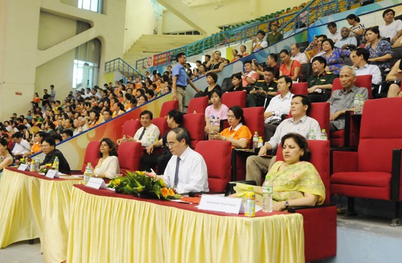 Penyambutan Hari Yoga Internasional (21 Juni) di kota Hanoi - ảnh 3