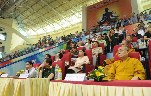 Penyambutan Hari Yoga Internasional (21 Juni) di kota Hanoi - ảnh 4