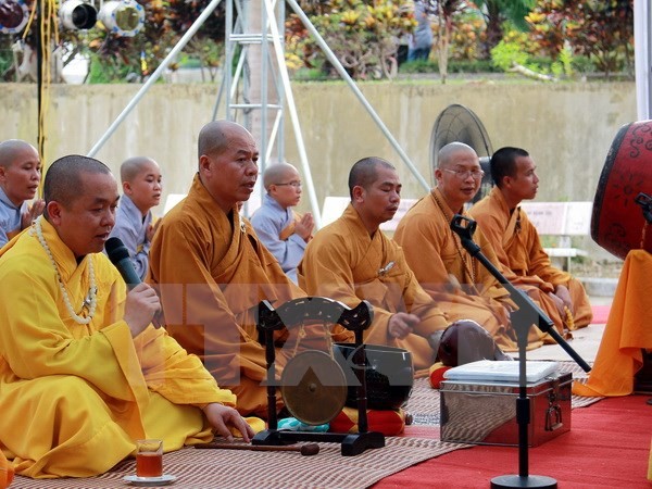 Mega upacara mendoakan arwah dan menyalakan lilin mengenangkan jasa para martir - ảnh 1