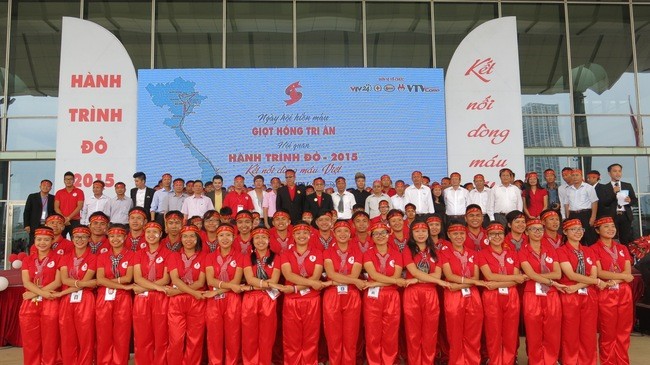 Pesta donor darah “Tetesan darah merah balas budi” tahun 2015 berlangsung bergelora - ảnh 1