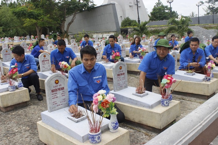 Seluruh negeri mengadakan banyak aktivitas balas budi kepada para pahlawan dan martir - ảnh 1