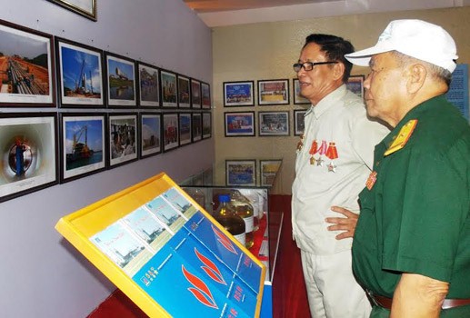 Pameran dokumen dan gambar spesialis “Van Tuong – Dung Quat, dari kemenangan terhadap Amerika Serikat sampai kilang minyak yang pertama” - ảnh 1