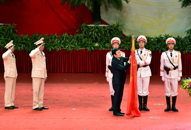 Lebih memusatkan upaya, berusaha, bertekad lagi dalam usaha pembaruan, pembangunan dan pembelaan Tanah Air - ảnh 1