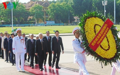 Para pemimpin Partai dan Negara Vietnam berziarah kepada Mousolium Presiden Ho Chi Minh dan mengenangkan para martir - ảnh 1