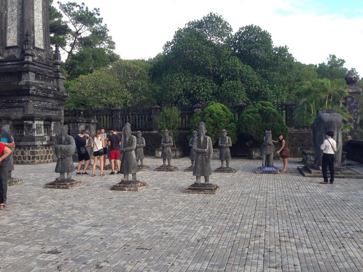 Makam Raja Khai Dinh yang kaya akan ciri budaya dan arsitektur pada abad ke-19 - ảnh 3