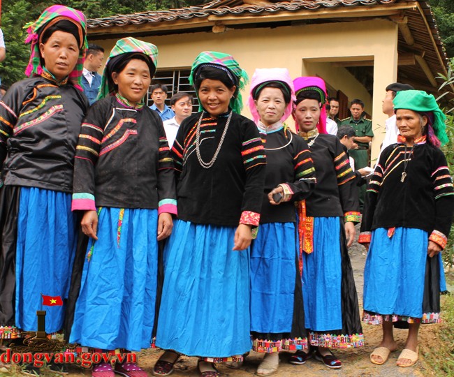 Mengkonservasikan busana untuk menyimpan aspek budaya tradisional - ảnh 1