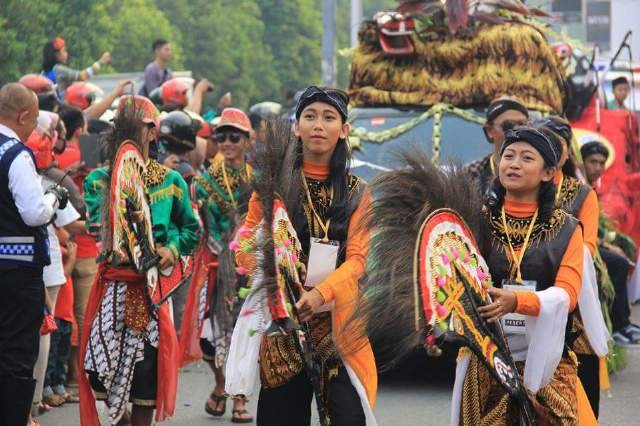 Foto-foto karnaval yang dikirimkan oleh pendengar kepada VOV - ảnh 2