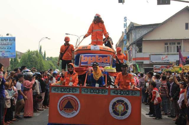 Foto-foto karnaval yang dikirimkan oleh pendengar kepada VOV - ảnh 3