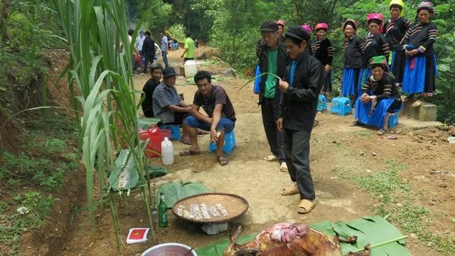 Upacara memuja Dewa Hutan dan adat istiadat menjaga hutan dari warga etnis minoritas Pu Peo - ảnh 2