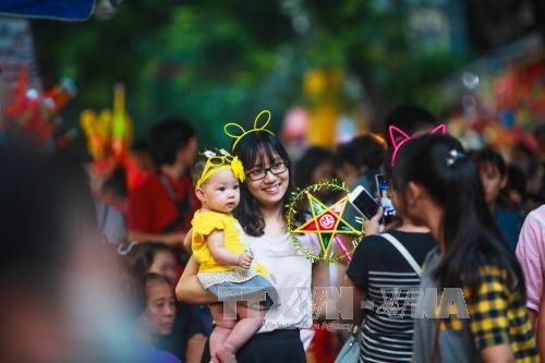 Suasana Festival Medio Musim Gugur yang bergelora di berbagai daerah - ảnh 1