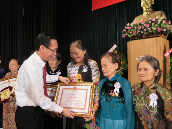 Peringatan ultah ke-85 Berdirinya Federasi Wanita Vietnam di kota Ho Chi Minh - ảnh 1