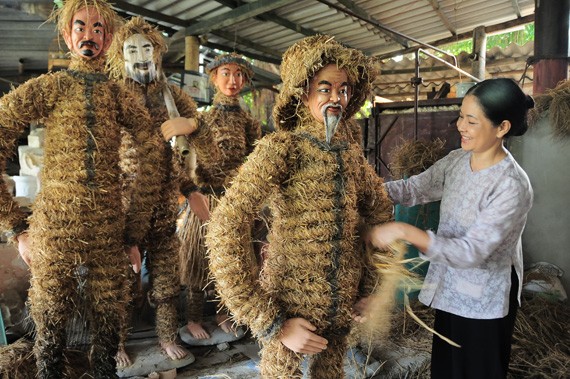 Orang-orangan jerami yang unik di desa Duong Lam - ảnh 4