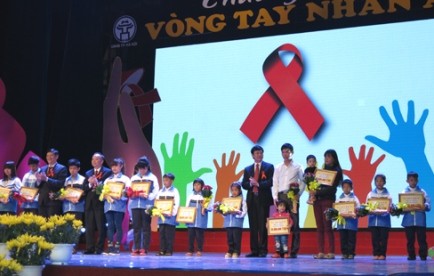 Program kesenian “Lingkaran tangan kemanusiaan” untuk mengumpulkan dana membantu para pengidap HIV/AIDS - ảnh 1